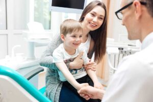 a pediatric patient visits the dentist for the first time with mom